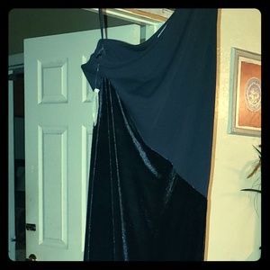 Long, black, 1 shoulder, form fitting evening gown